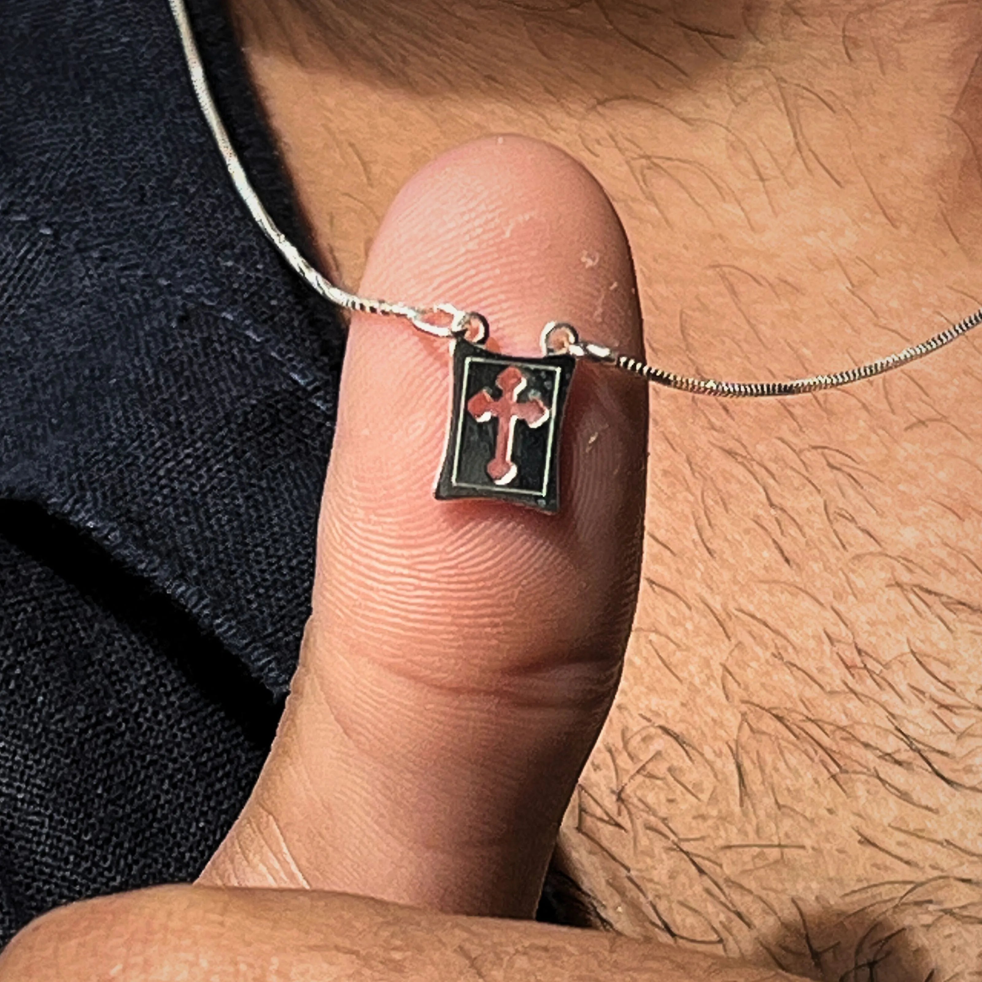 Colar de prata 925 com medalha de cruz vazada, simbolizando proteção e fé, acompanhado de corrente veneziana, perfeito para uso diário.