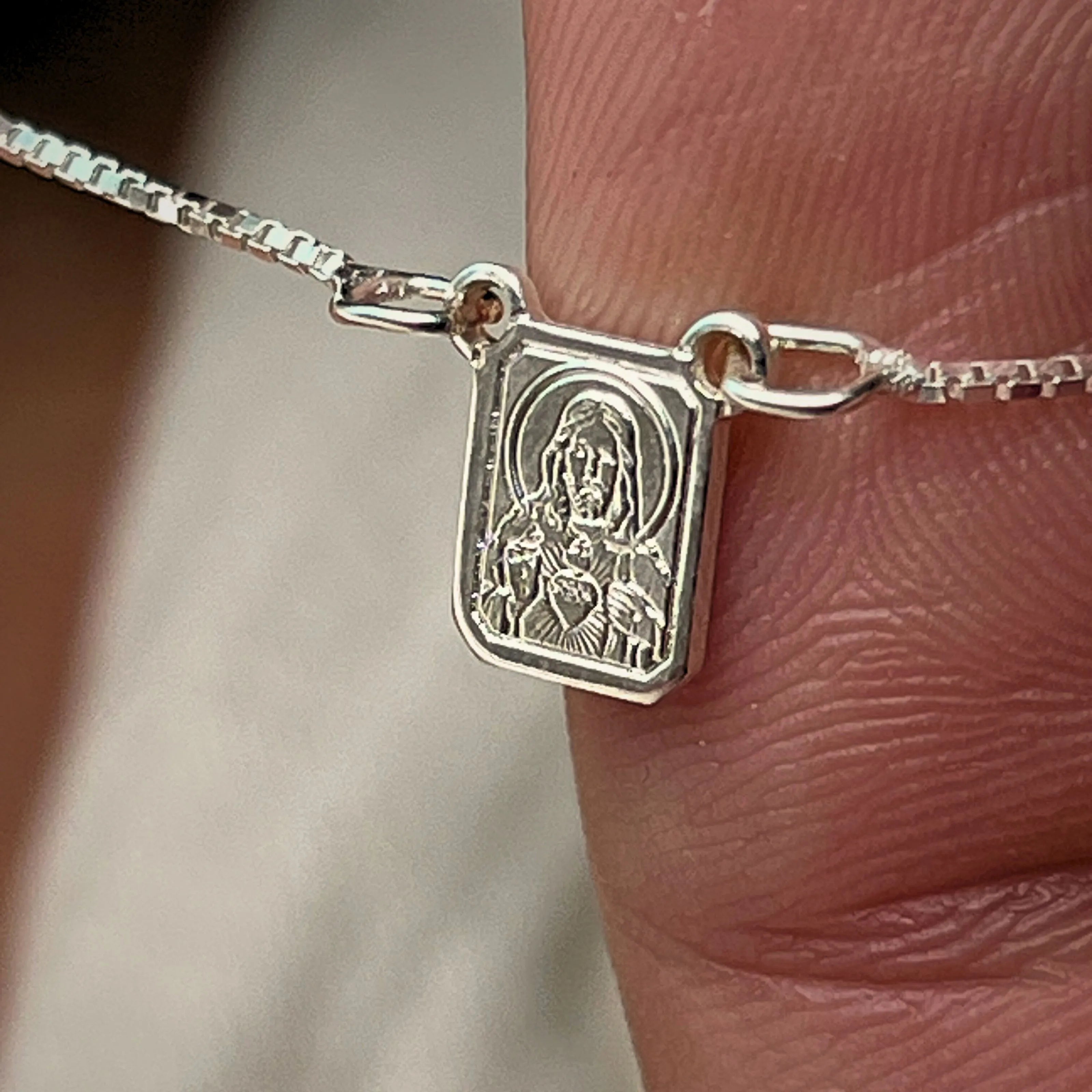 Colar masculino Sagrado Coração em prata 925, com corrente veneziana, ideal para aqueles que buscam um acessório com simbolismo e elegância.