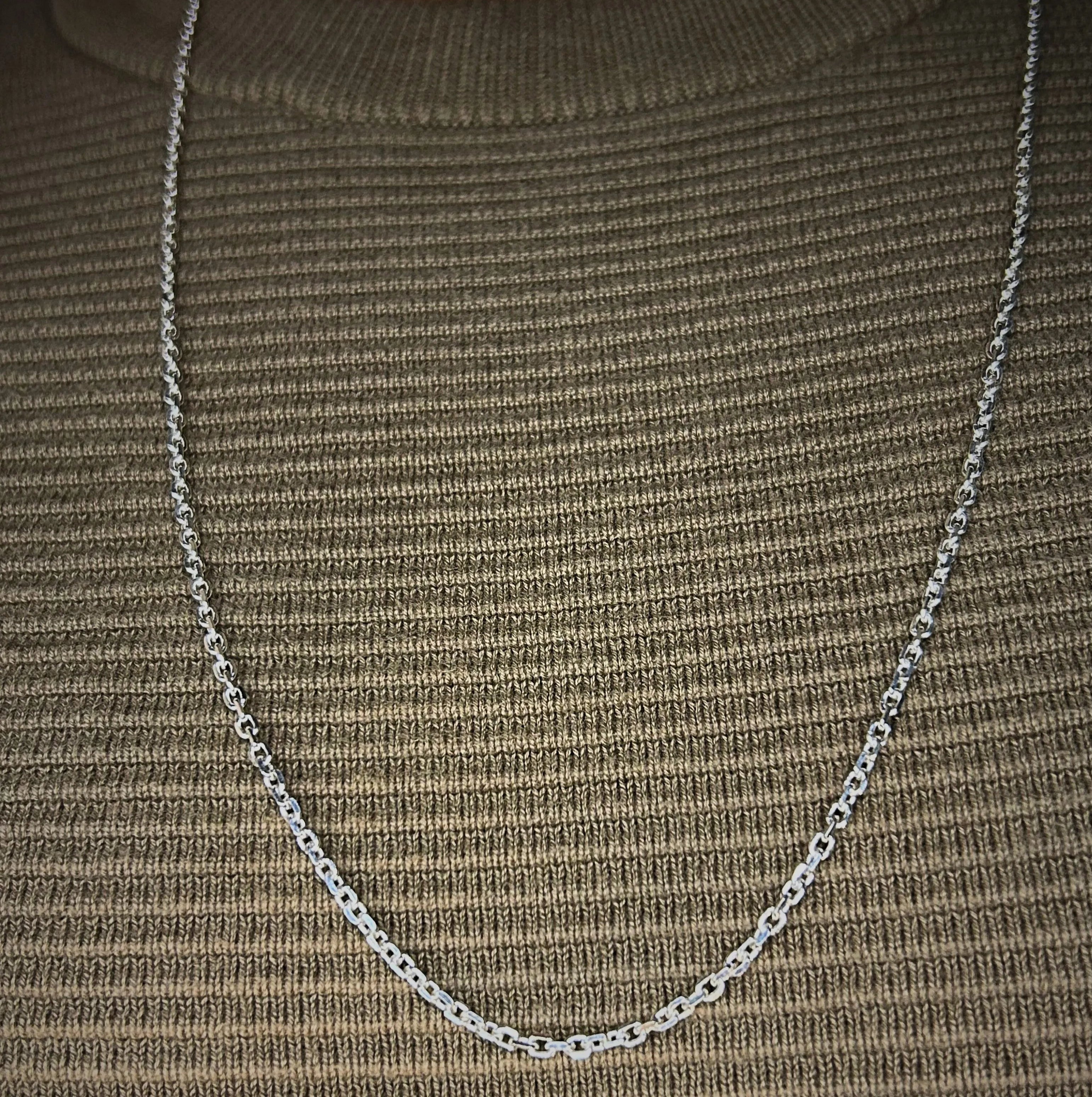 Corrente de cadeado em prata 925 com acabamento refinado, perfeita para quem busca uma peça clássica e moderna ao mesmo tempo. Ideal para uso diário.