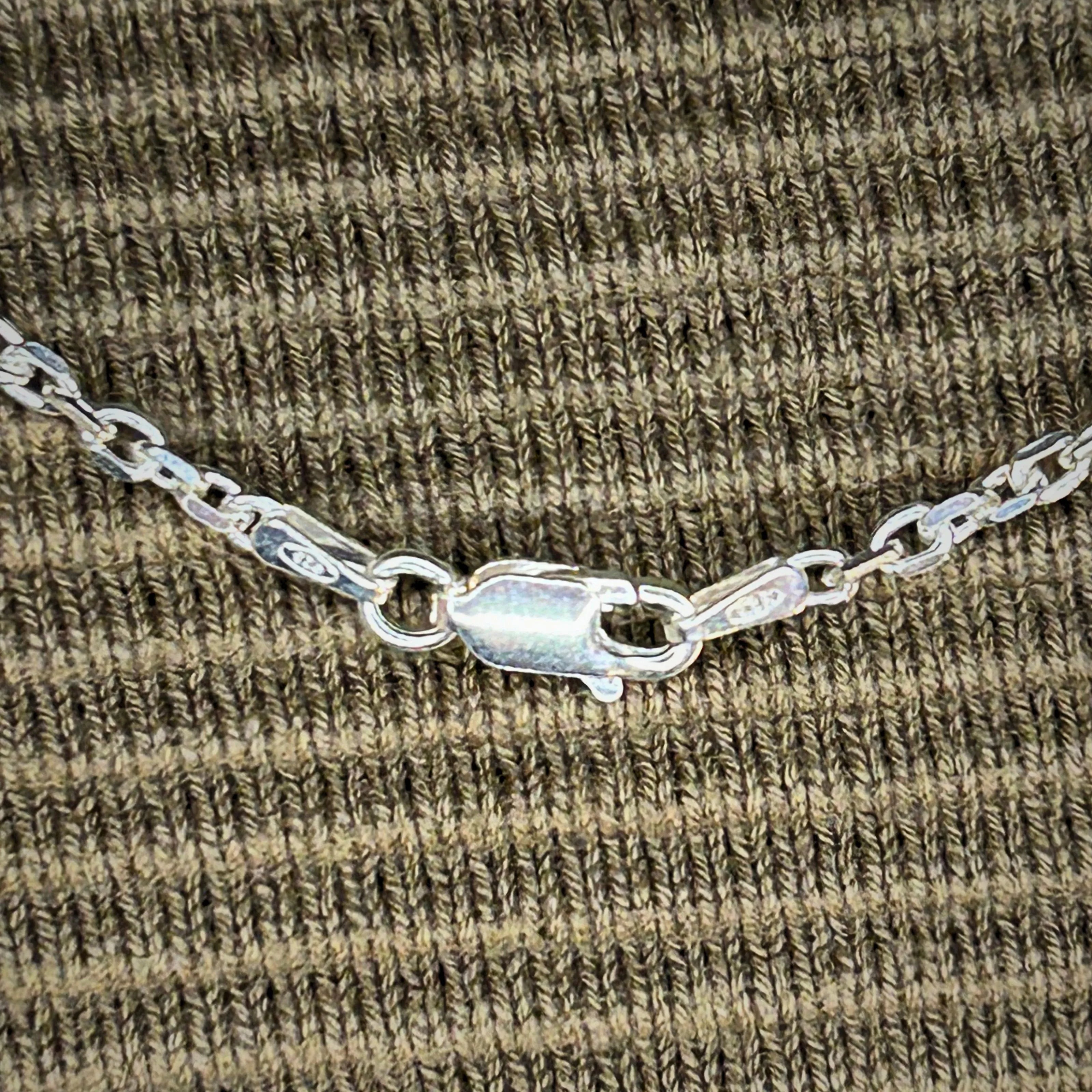 Detalhe do fecho de segurança da corrente de cadeado em prata 925. Peça resistente e elegante, ideal para uso diário e para complementar pingentes.