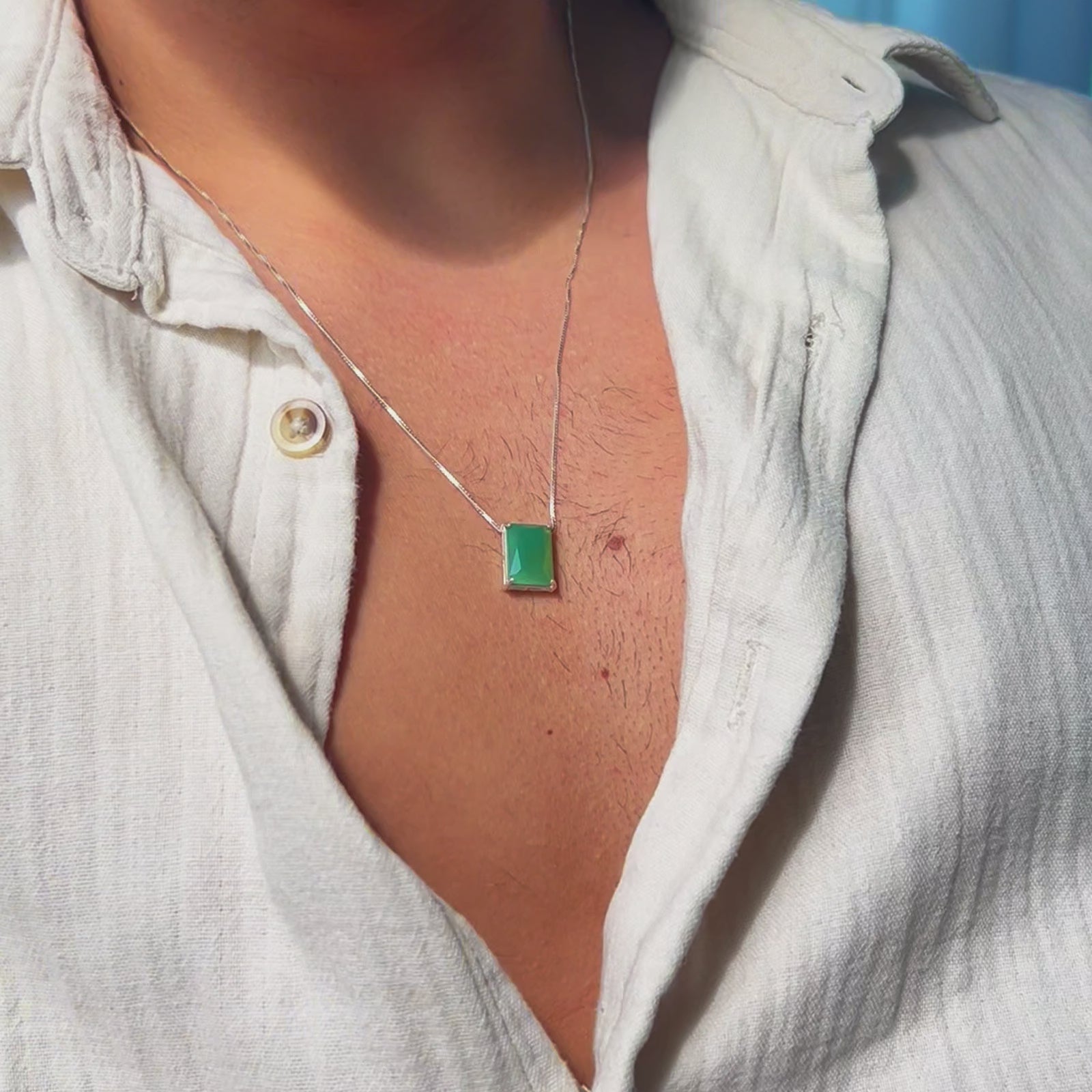 Video mostrando o colar Verde Armonia de prata maciça 925 da Minimuns no pescoço do modelo