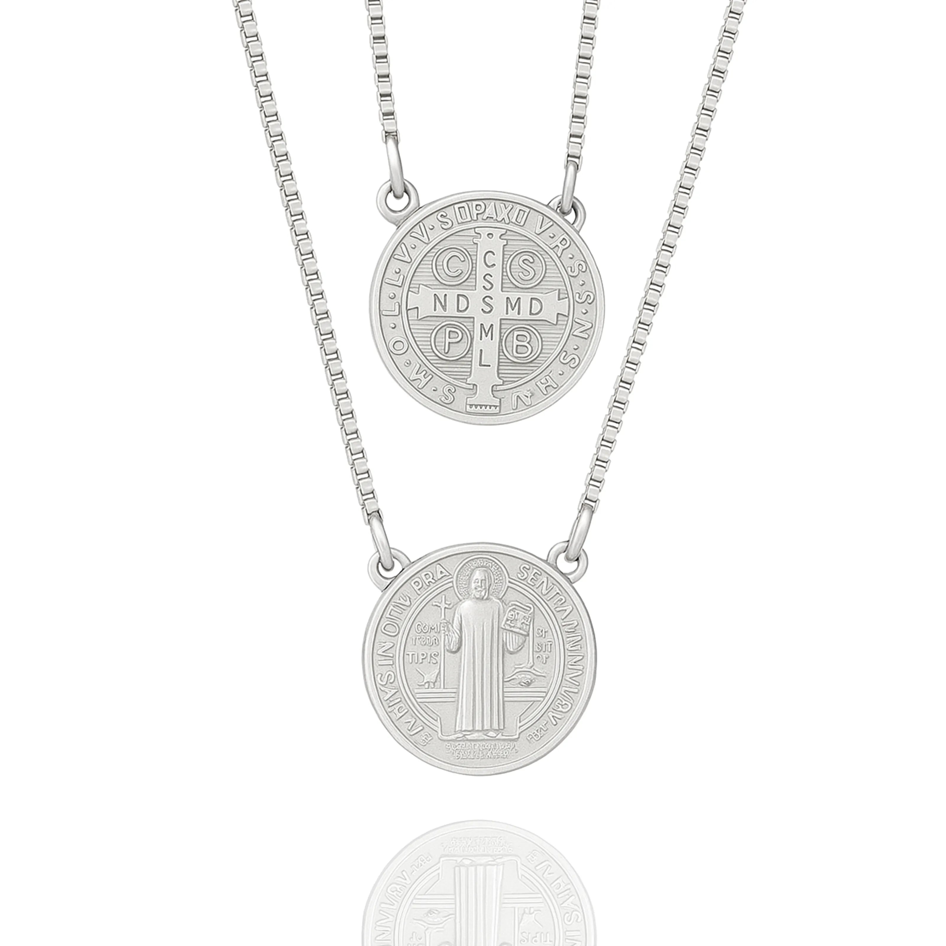 Colar São Bento em prata 925 com duas medalhas, representando proteção espiritual e fé cristã. Corrente veneziana de alta qualidade.