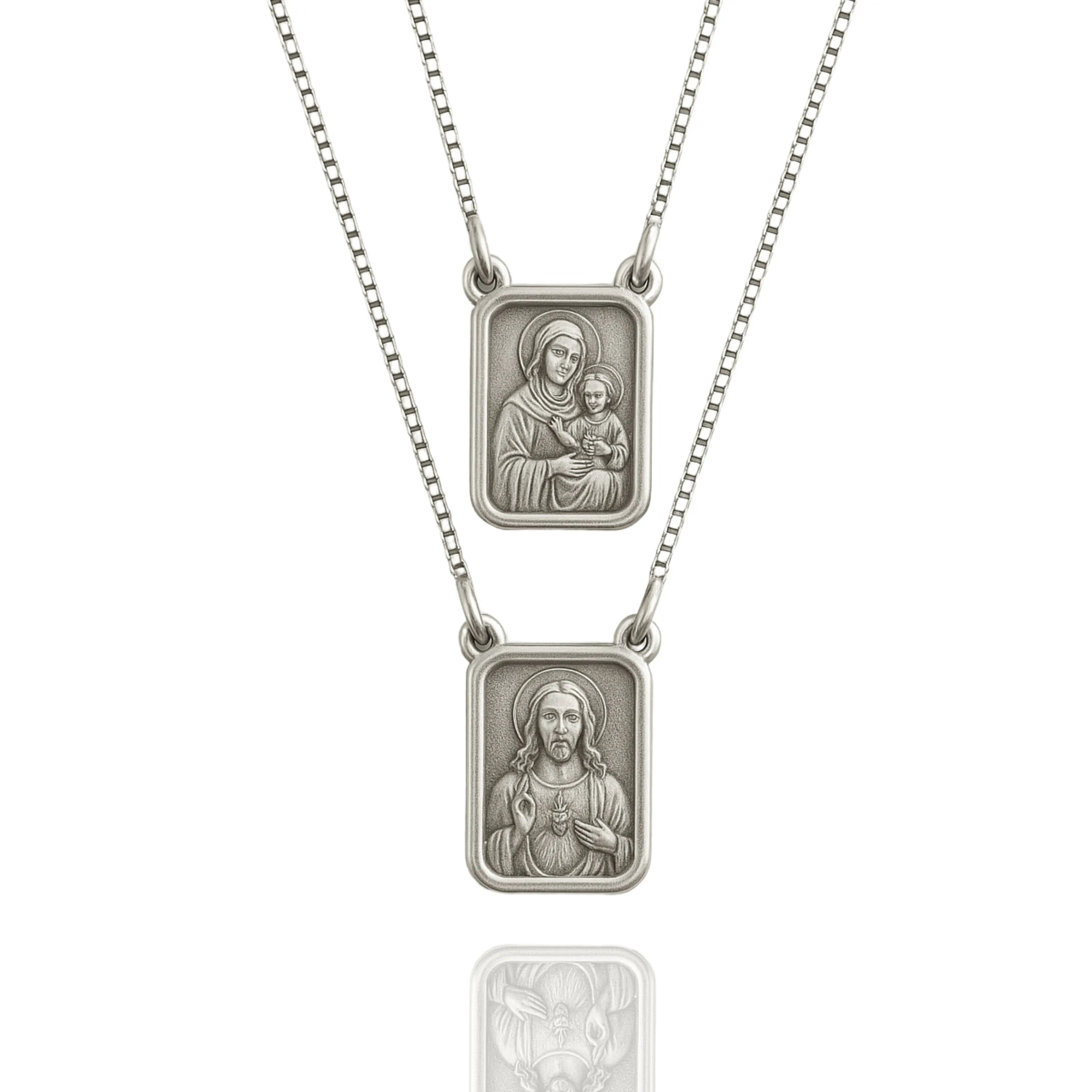 Colar com medalha Sagrado Coração, em prata 925 maciça, com corrente veneziana, trazendo proteção e elegância em um único acessório.

