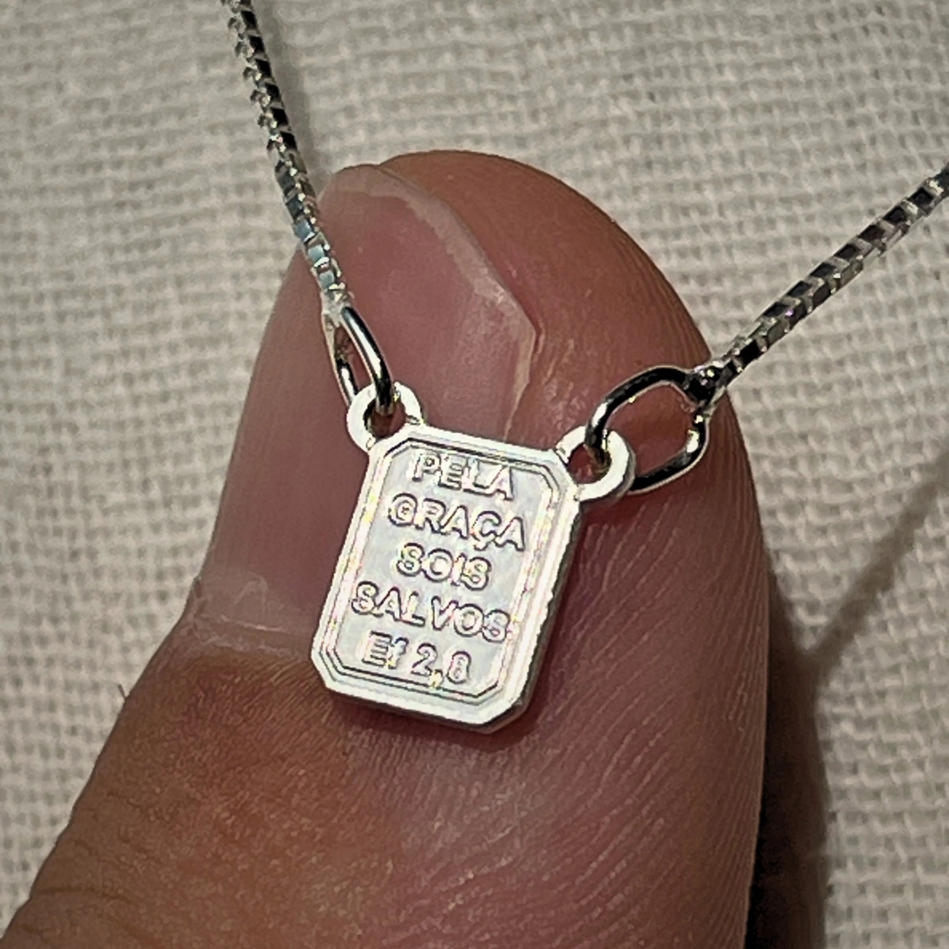 Detalhe da medalha Sagrado Coração, em prata 925, com corrente veneziana, trazendo significado religioso e um toque de sofisticação.
