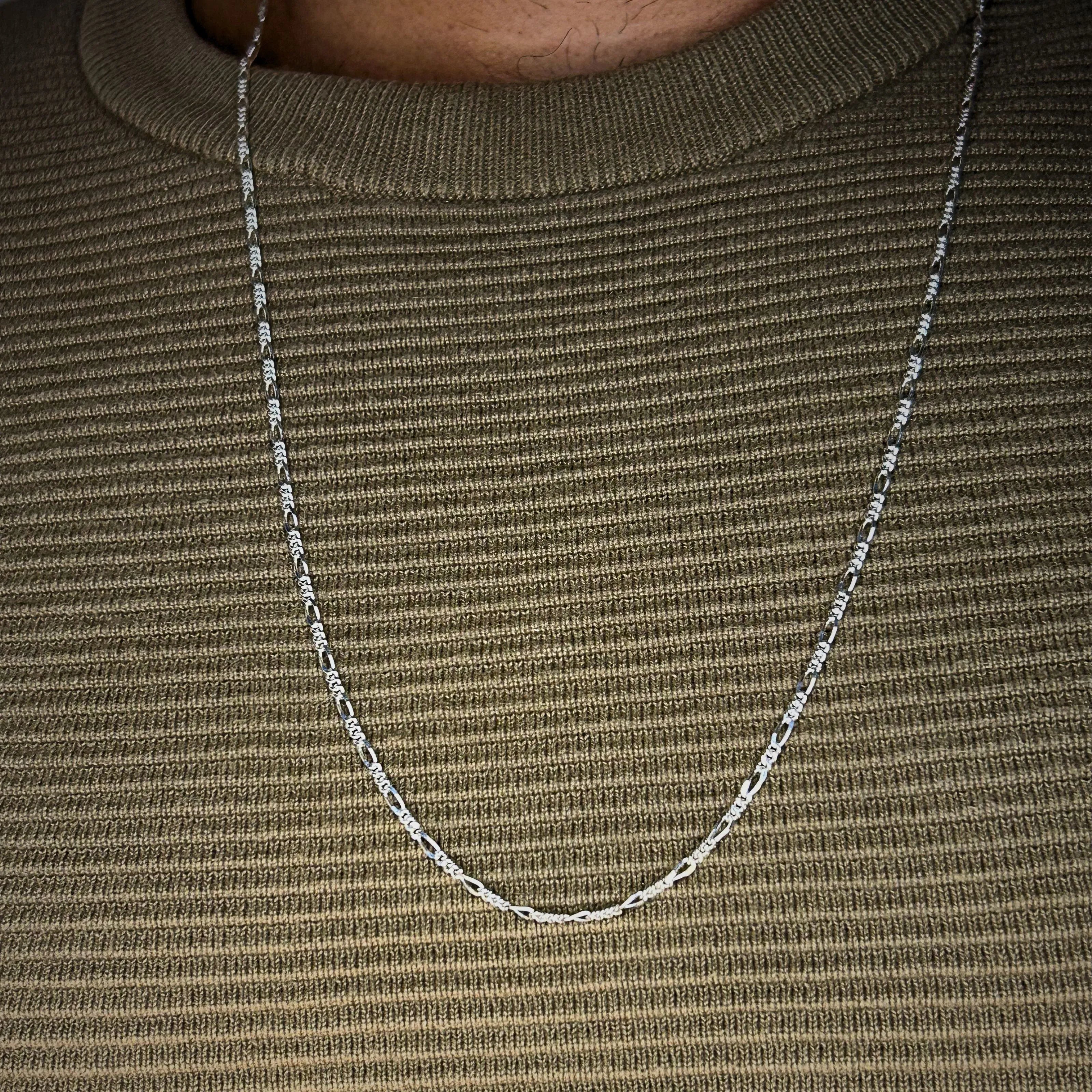 Corrente 3x1 de prata sendo usada, oferecendo um estilo masculino sofisticado e elegante.