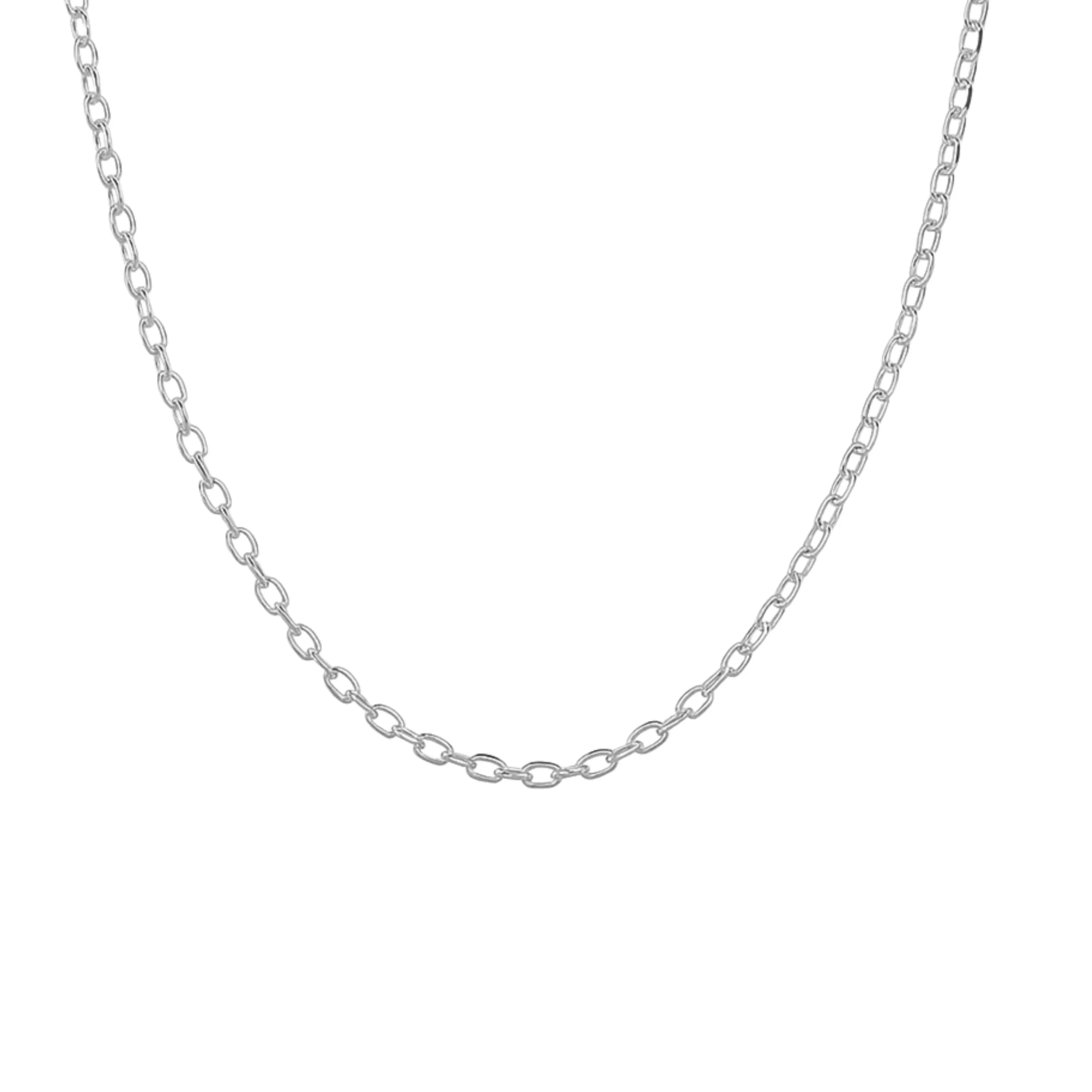Corrente de prata 925 no estilo cadeado, com design sofisticado. Perfeita para ser usada sozinha ou com pingentes, proporcionando um visual elegante.

