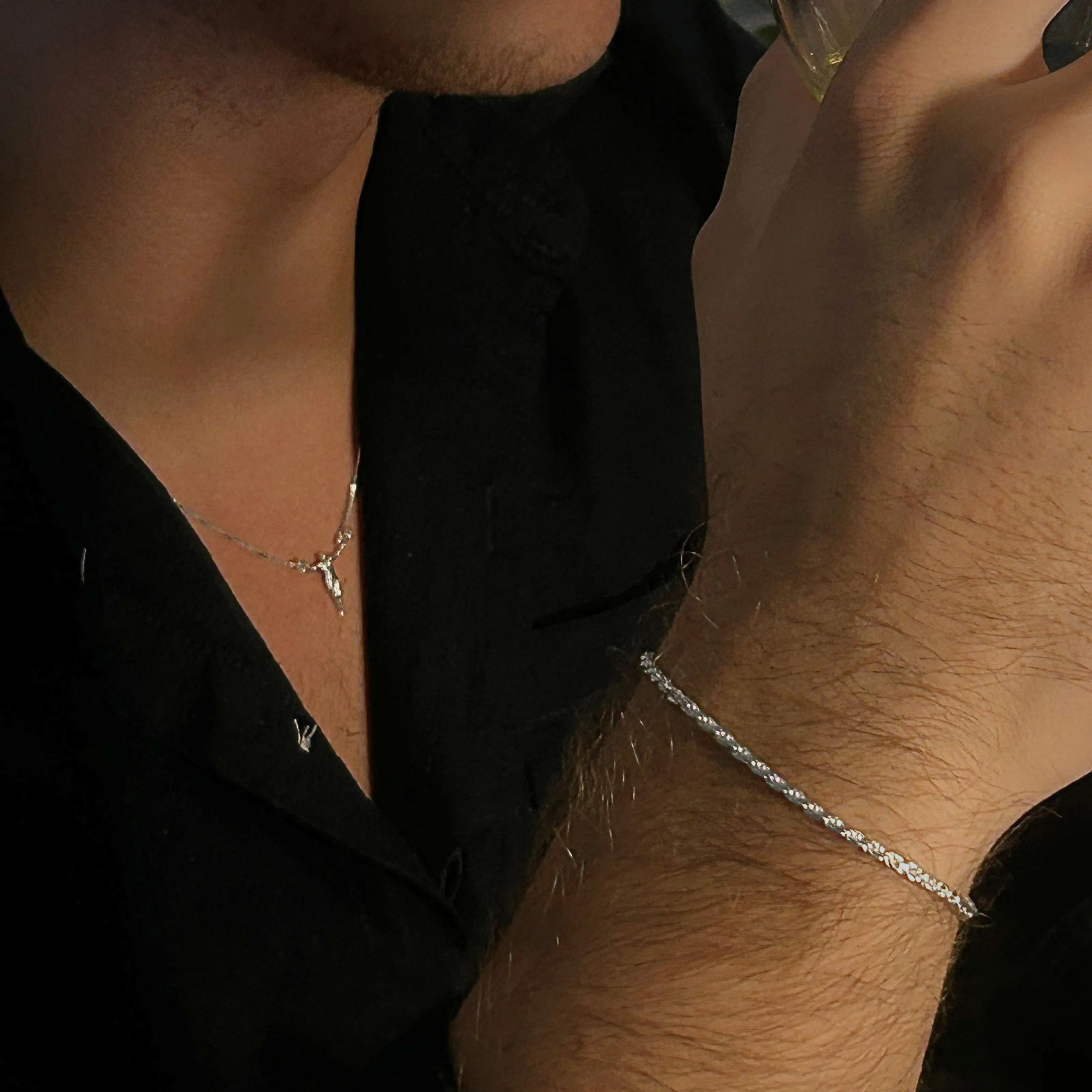 Detalhe da pulseira baiana em prata maciça, com acabamento impecável e design clean, ideal para complementar qualquer look masculino.