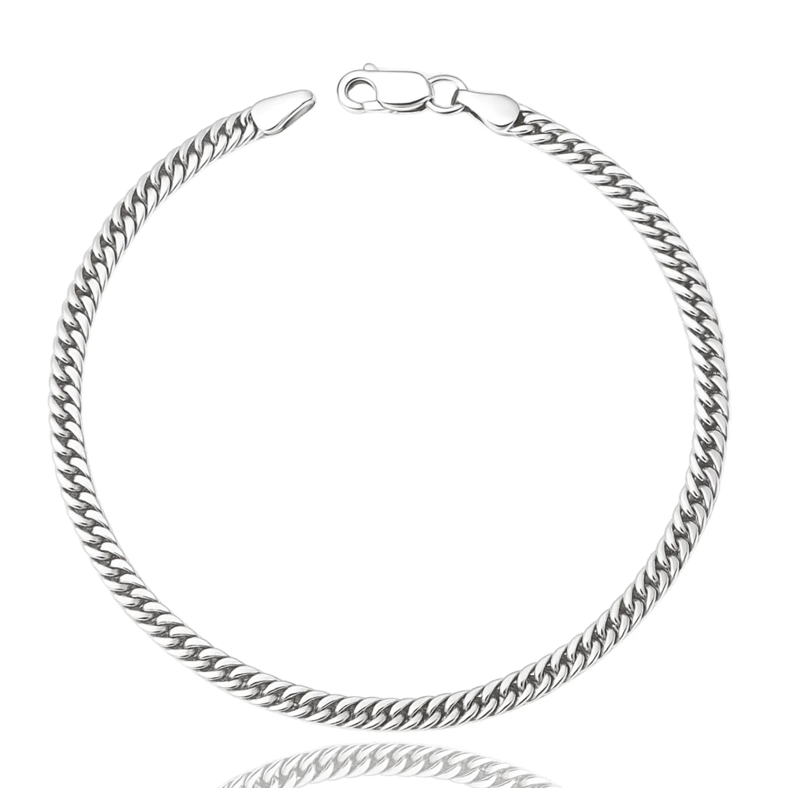 Pulseira masculina em prata 925 tipo Grume, destacando a união de sofisticação e estilo, usada com roupas casuais.