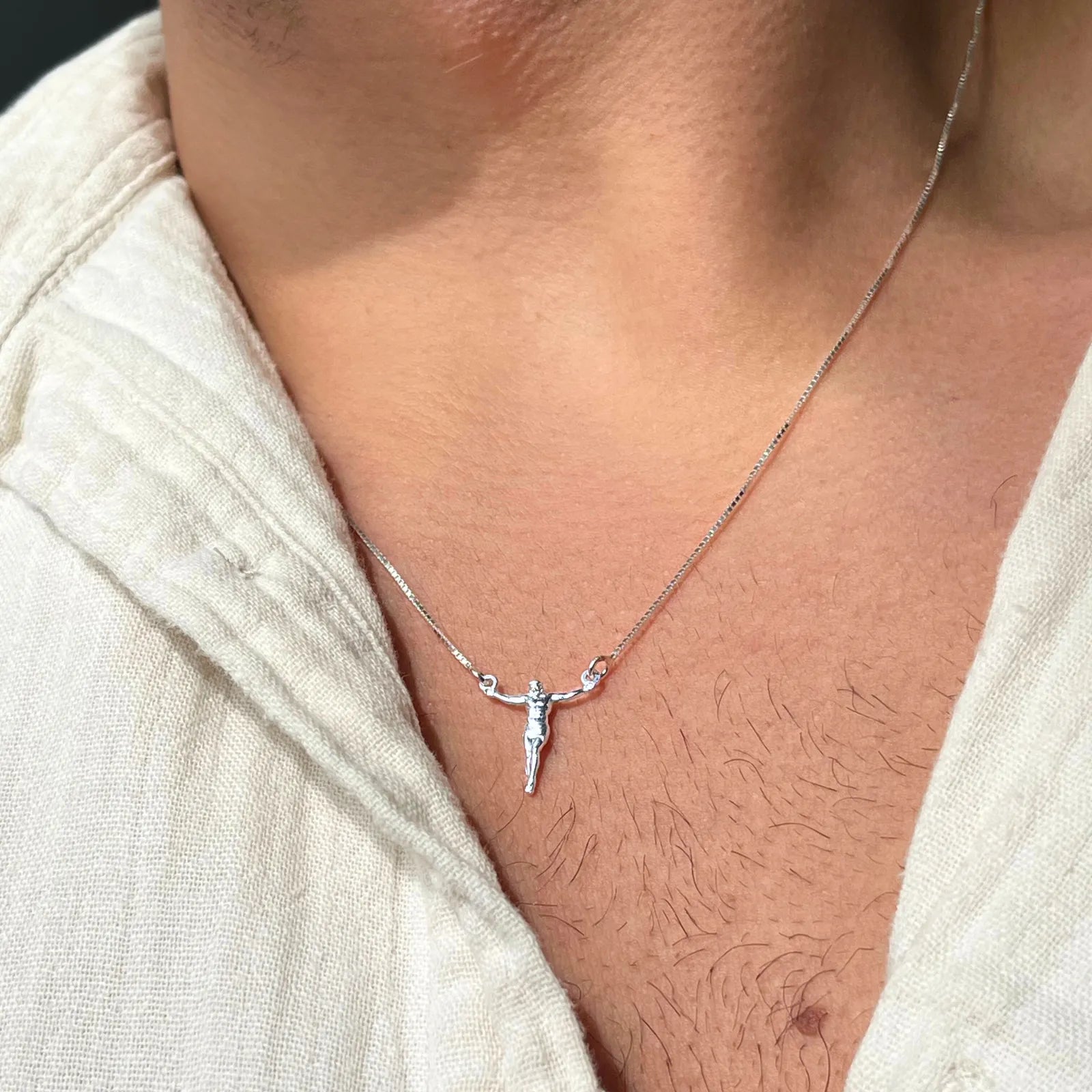Colar de prata 925 com pingente de Jesus Cristo, uma peça elegante para momentos especiais.