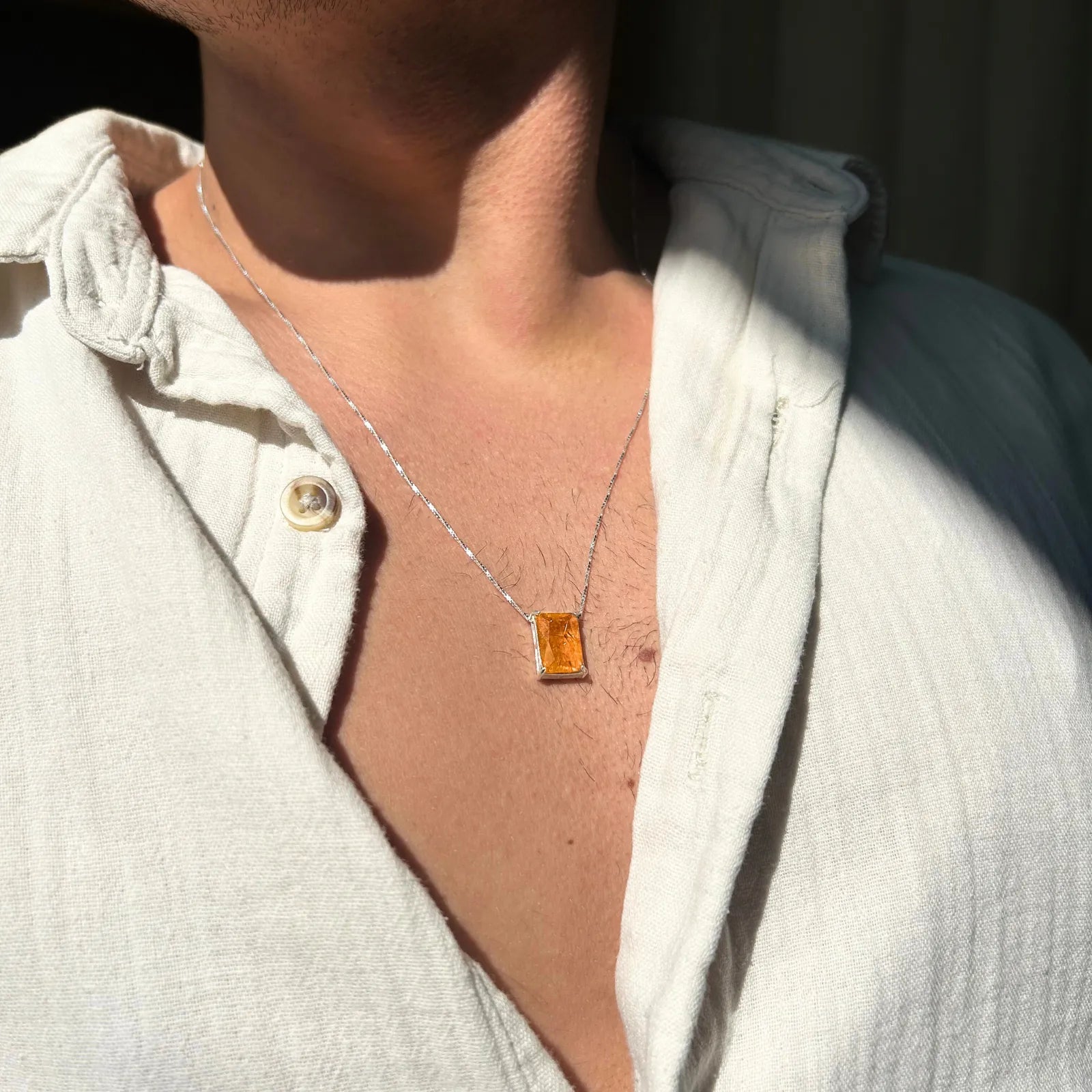 Close do pingente de quartzo rutilado dourado do colar Luce Che Guida em prata 925 maciça, destacando o design exclusivo e a beleza da pedra natural