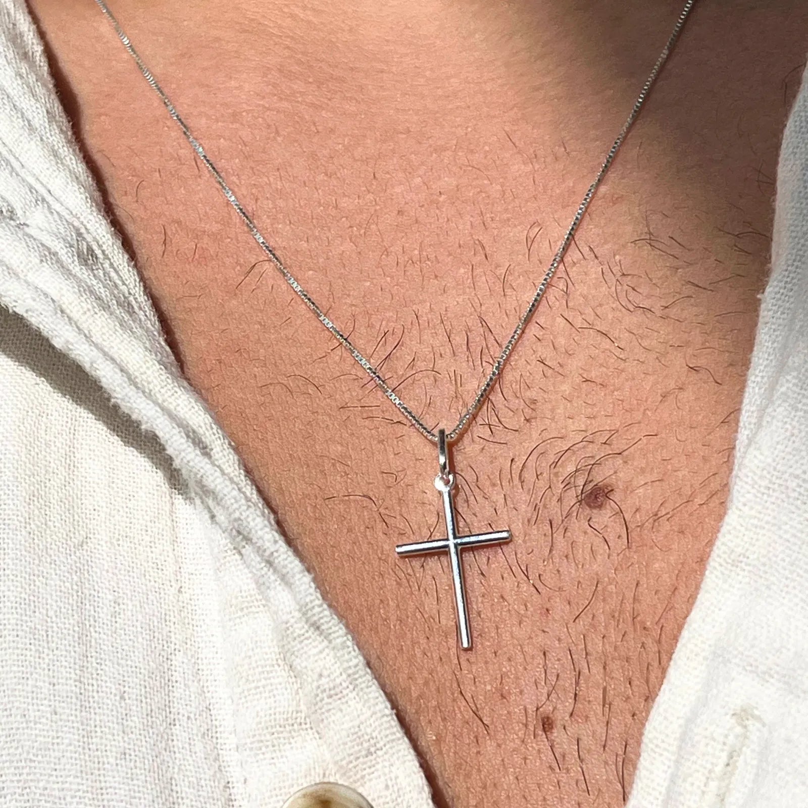 Detalhe do Colar Prata 925 com Pingente Simples de Cruz e Corrente Veneziana – Joia Elegante e Minimalista
