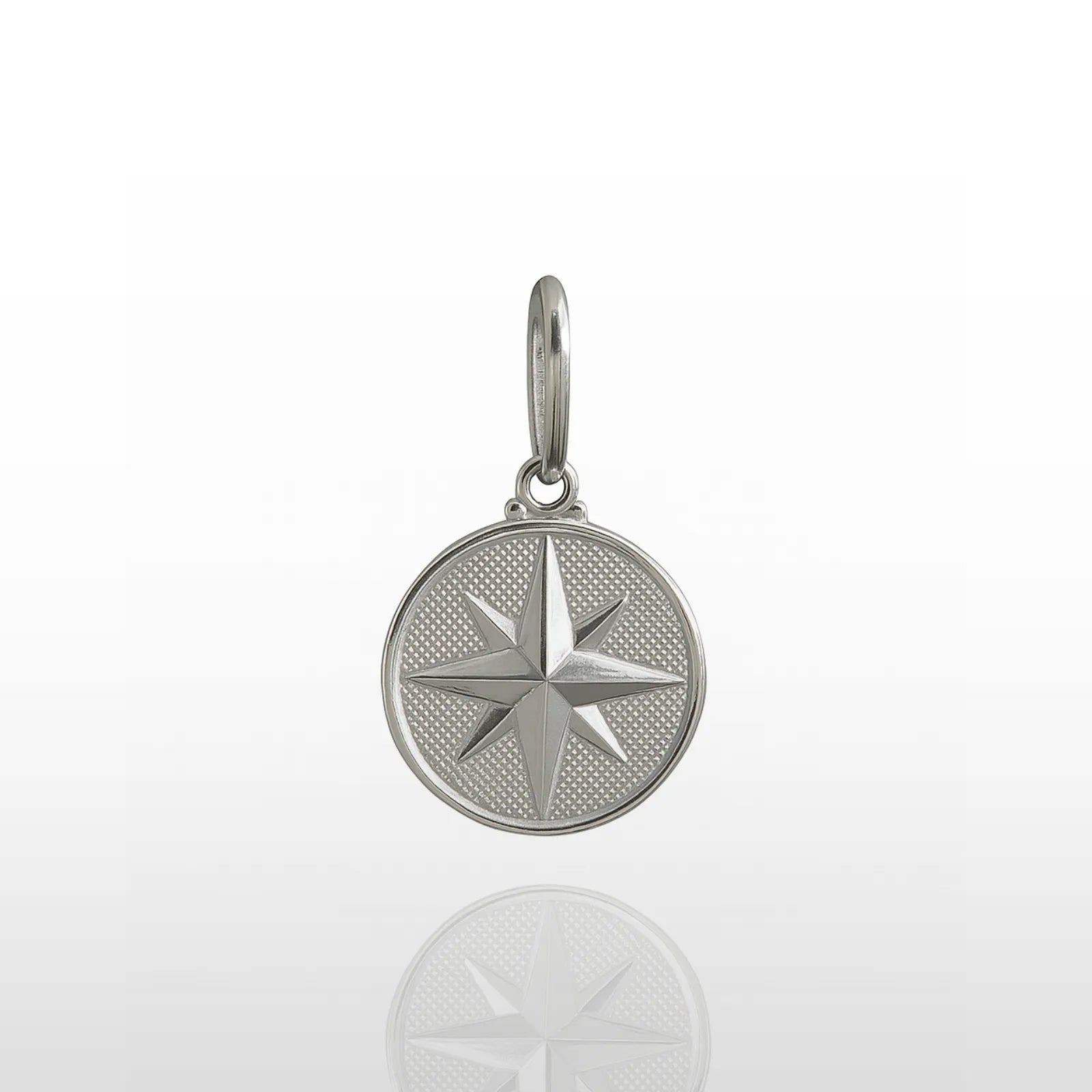 Pingente de prata maciça 925 com design de estrela, representando uma bússola, mostrado em fundo claro para destacar seu brilho e detalhes