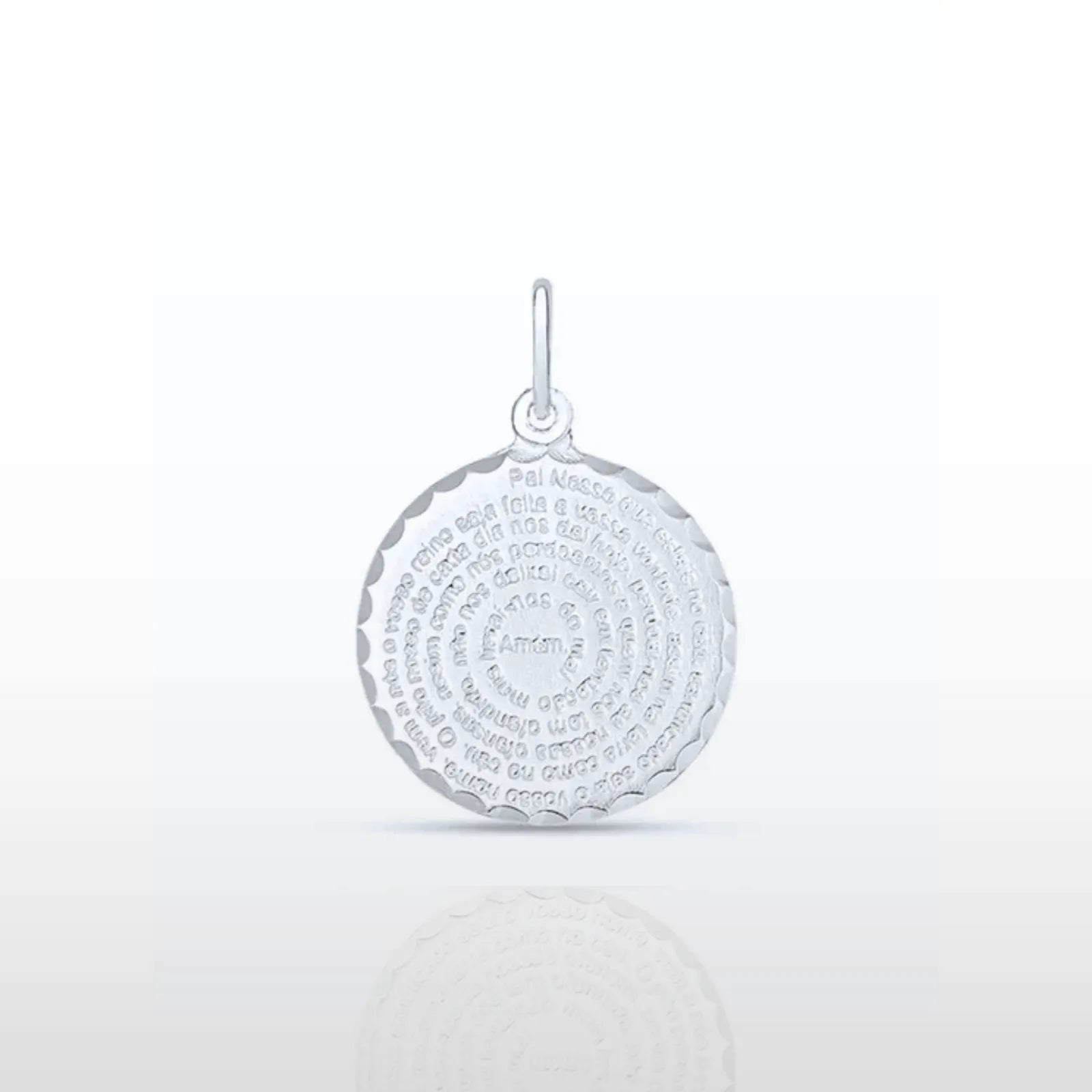 Pingente de prata legítima com gravação do Pai Nosso, mostrado em um fundo claro, refletindo a beleza detalhada do design