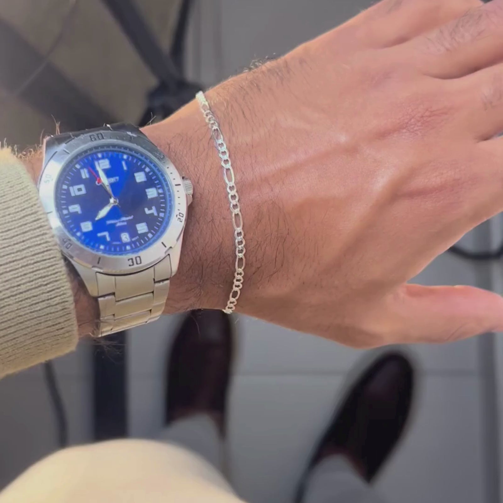 Vídeo demonstrando a pulseira 3x1 em prata 925, um acessório sofisticado que adiciona um toque de classe e estilo ao visual masculino.