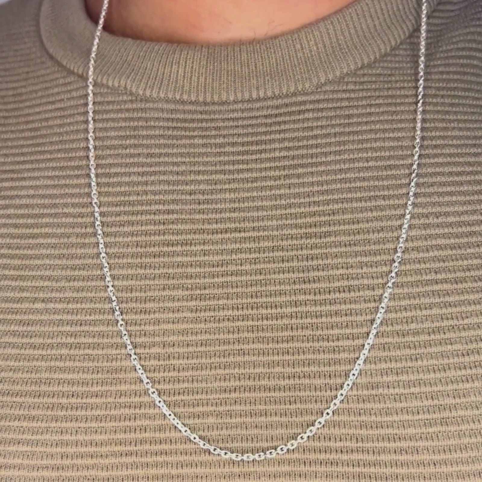 Vídeo mostrando a corrente de cadeado em prata 925. Um acessório durável e elegante, ideal para complementar qualquer look com sofisticação.