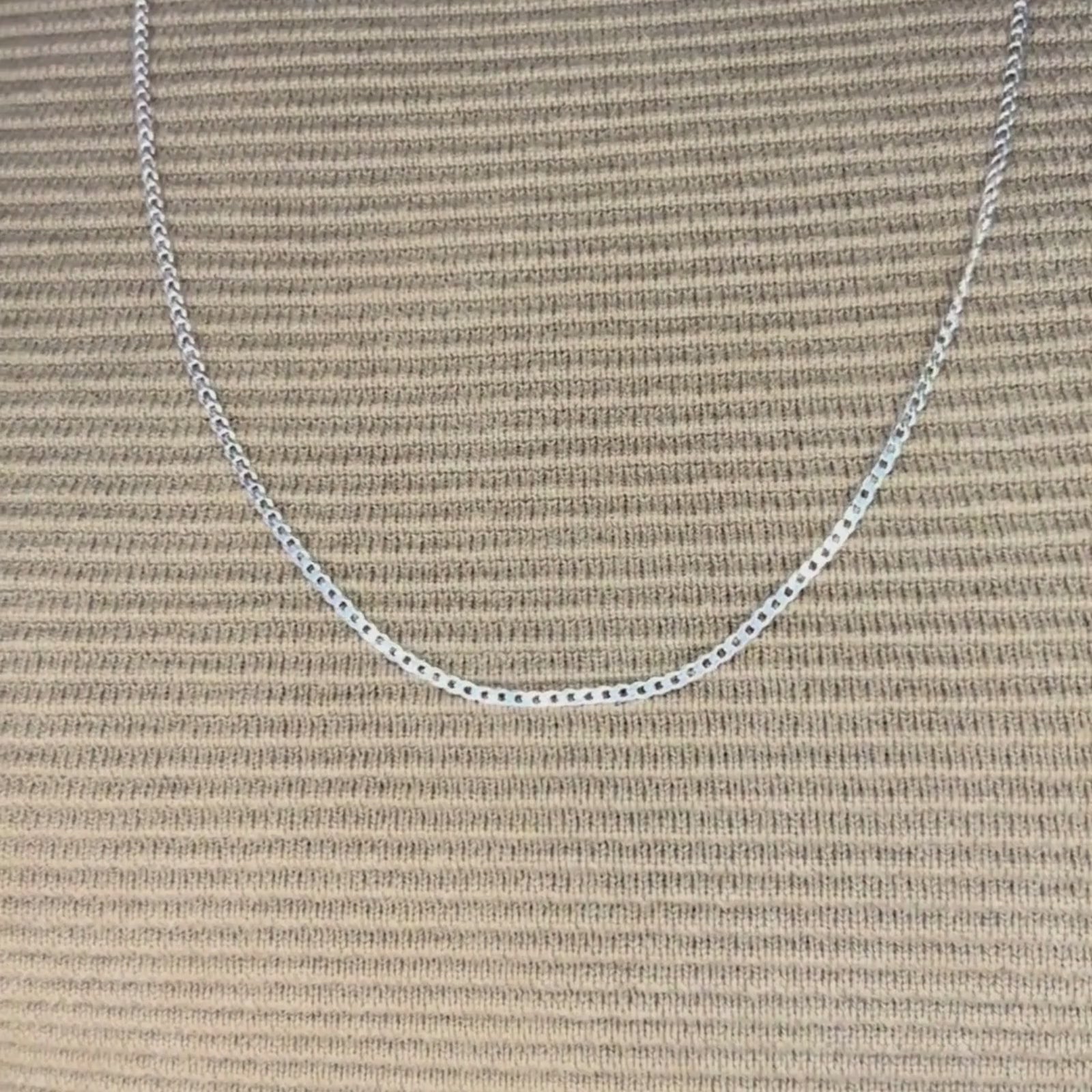 Vídeo mostrando a corrente de prata grume 2mm com elos bem alinhados e acabamento refinado, destacando sua versatilidade e resistência para uso diário.