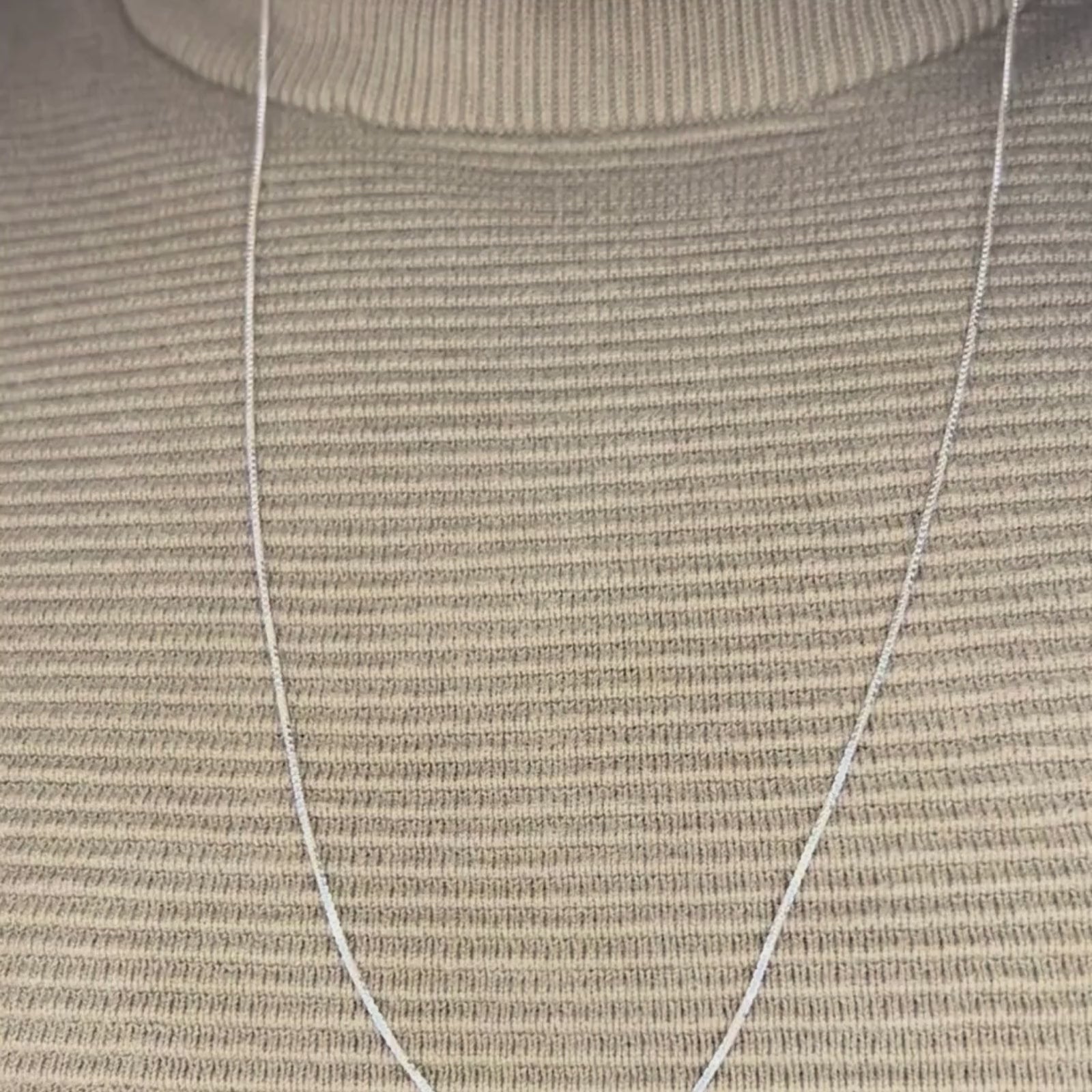 Vídeo mostrando a corrente veneziana 1mm de prata maciça 925, destacando seu design sofisticado com elos quadrados e acabamento refinado. Ideal para o uso diário ou para complementar pingentes.